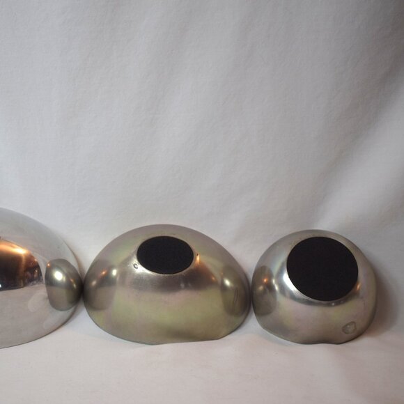 Set of 3 Vintage Metal and Red Enamel Bowls Set of 3 - Picture 10 of 12